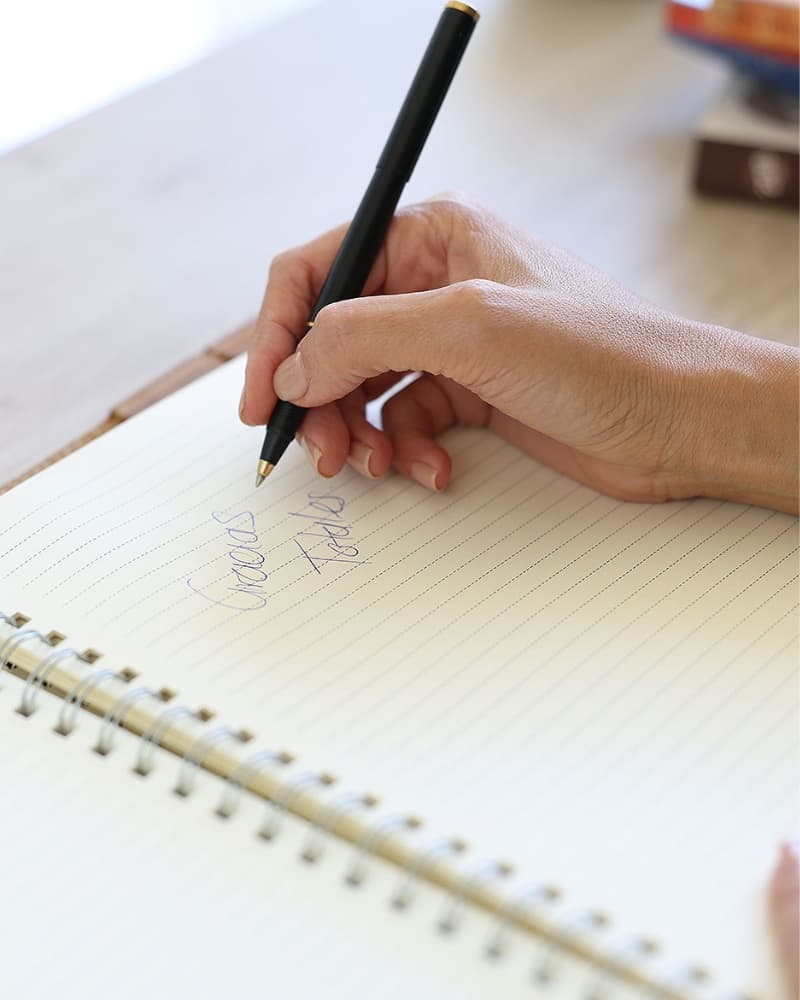 Mónica escribiendo